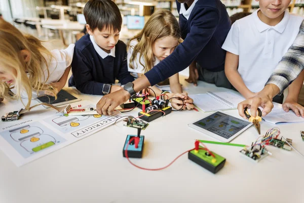 Kinderen maken van elektronische Experimen — Stockfoto