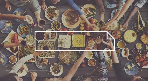 人々 とバッジと食べ物 — ストック写真