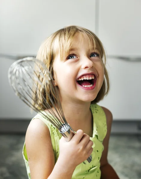 Menina fazendo biscoito — Fotografia de Stock