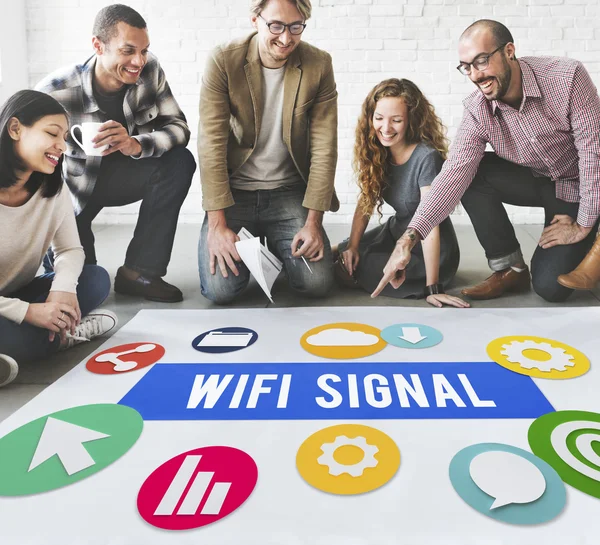 Designers que trabalham com cartaz e Wifi Signal — Fotografia de Stock