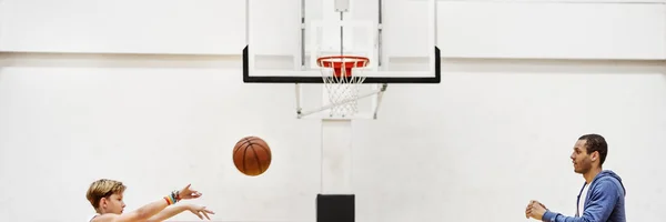 Sportsman insegnare ragazzo giocare a basket — Foto Stock