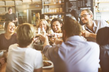 İnsanlar alkış şarap akşam yemeği sırasında