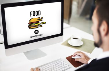 Bilgisayarda çalışan iş adamı