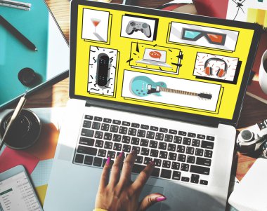 bilgisayar ile çalışan kadın