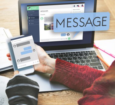 Dijital cihazlar ile çalışan kızlar