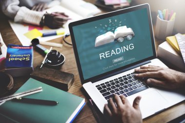 Tablet ile çalışan kadın