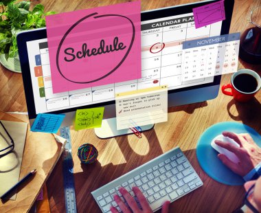 Bilgisayar kullanan adam 