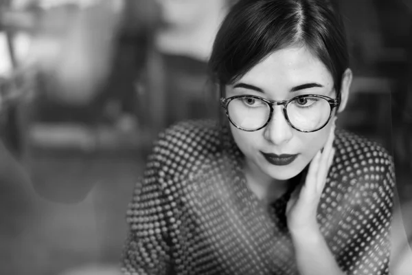 Mujer en gafas de estilo — Foto de Stock