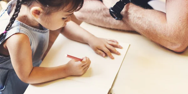 Papà e figlia trascorrono del tempo insieme — Foto Stock