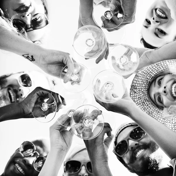 Freunde trinken zusammen — Stockfoto
