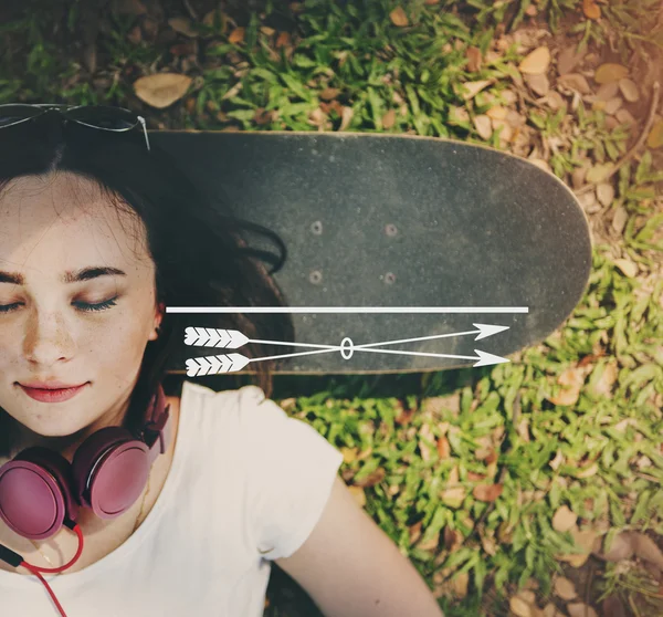 Jonge vrouw liggend op skateboard — Stockfoto