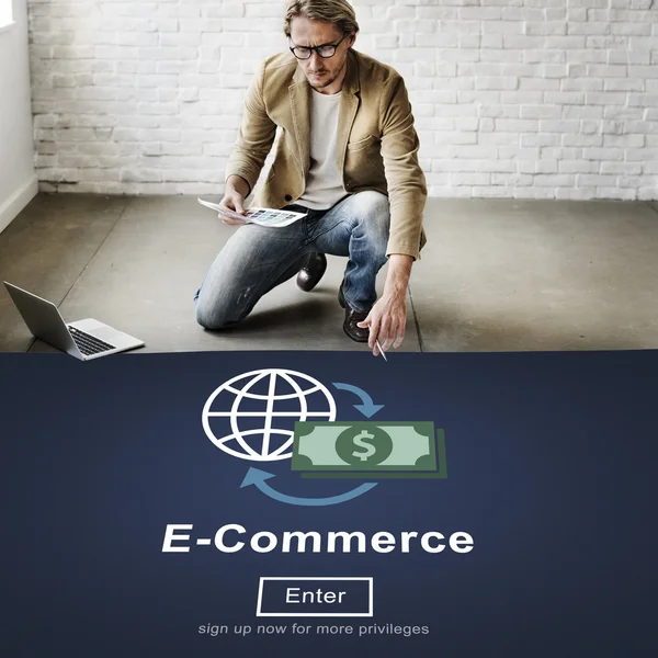 Empresário que trabalha com e-commerce — Fotografia de Stock