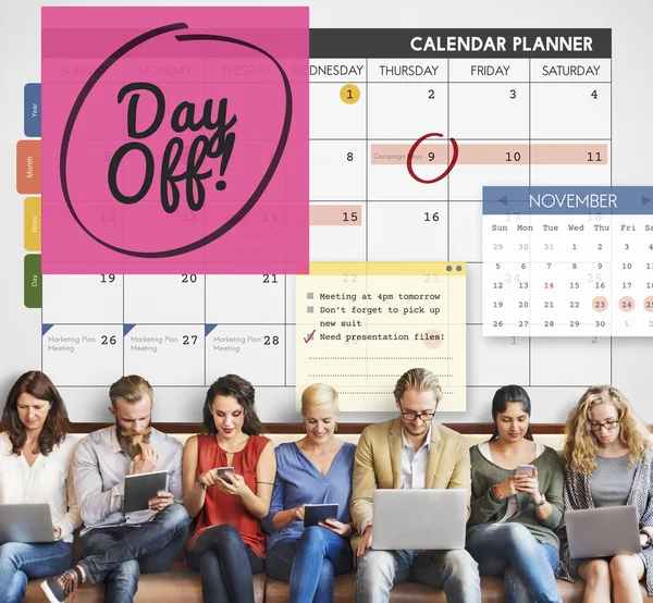 Persone si siedono con i dispositivi e Day Off — Foto Stock