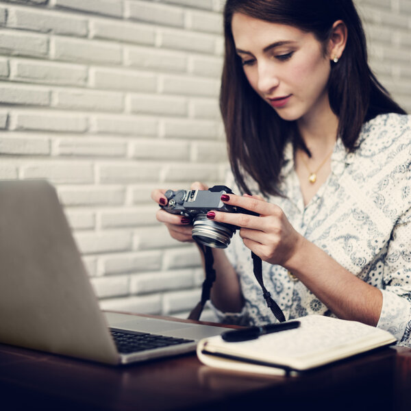 Фотограф девушка с камерой
