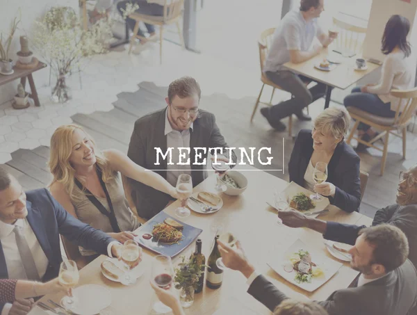 Vänner med lunch — Stockfoto