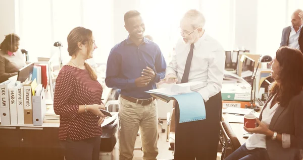 Uomini d'affari che lavorano in ufficio — Foto Stock