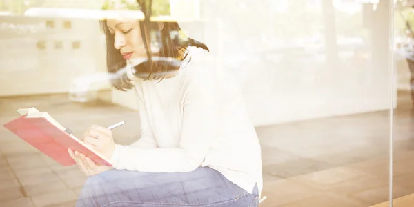 Vrouw die aantekeningen schrijft in dagboek — Stockfoto