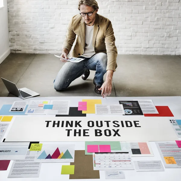 Podnikatel s myslet mimo krabici — Stock fotografie