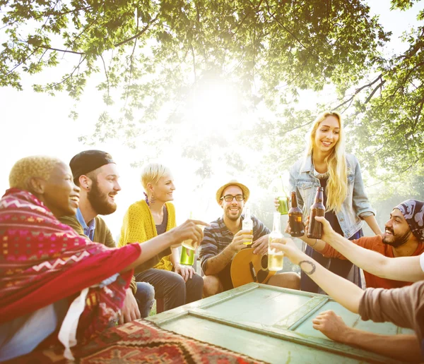 Freunde hängen draußen herum — Stockfoto