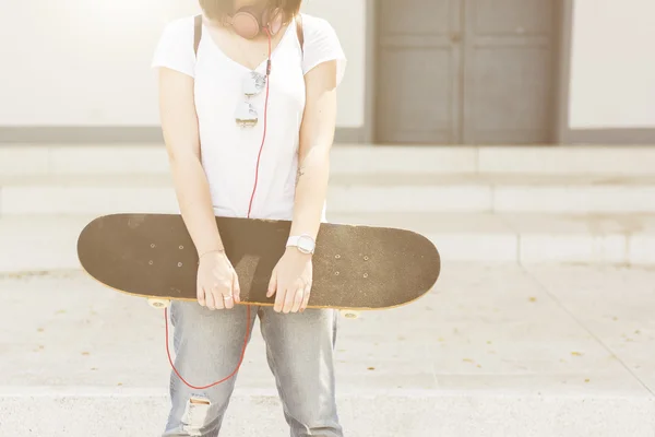 Mujer joven con scateboard — Foto de Stock