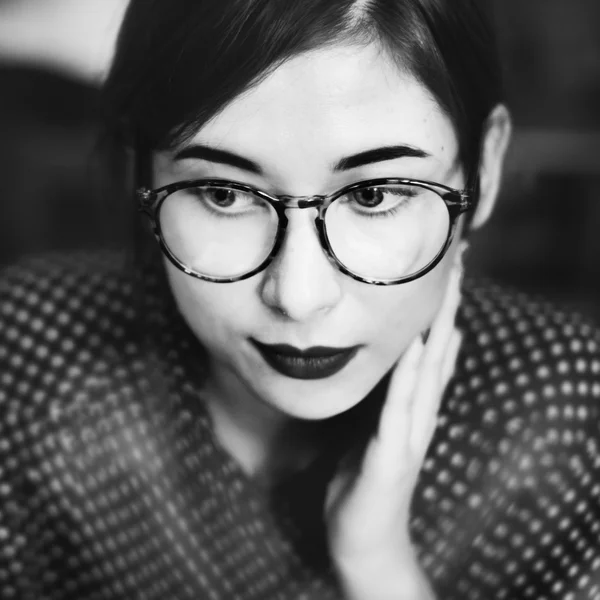 Жінка в окулярах стилю — стокове фото