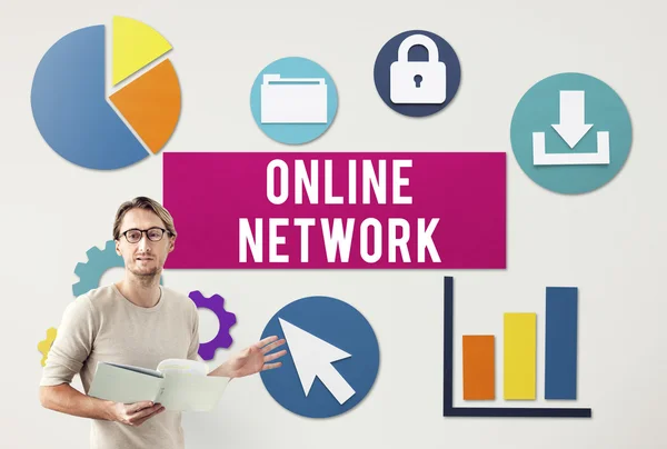 Affärsman arbetar med Online-nätverk — Stockfoto