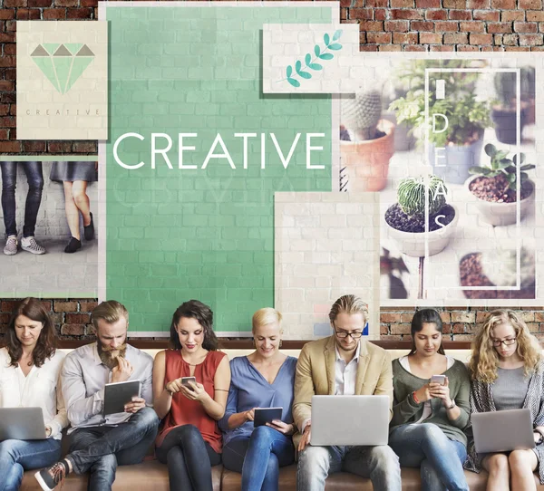 Lidé sedí s zařízeními a kreativní — Stock fotografie