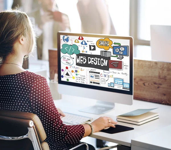 Geschäftsfrau arbeitet am Computer mit Webdesign — Stockfoto