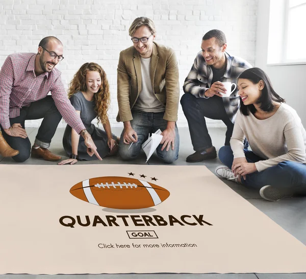 Designer arbeiten mit Poster und Quarterback — Stockfoto