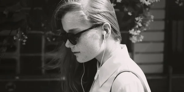 Vrouw die muziek luistert — Stockfoto