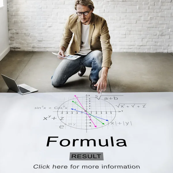 Hombre de negocios trabajando con fórmula —  Fotos de Stock