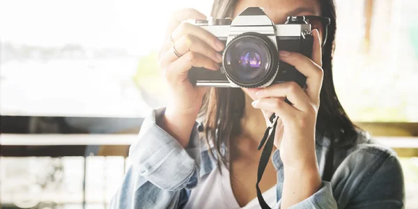 Mujer haciendo foto por cámara —  Fotos de Stock