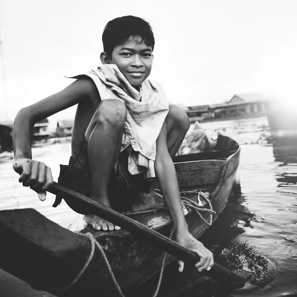 Jongen reizen per boot — Stockfoto