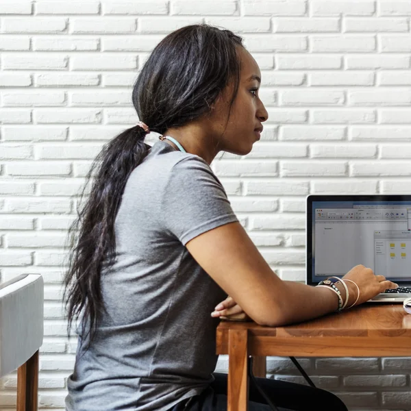 Vrouw die met een computer werkt — Stockfoto