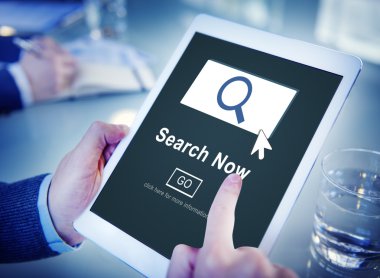 Tablet kullanan adam 