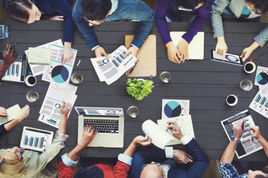 Meslektaş meşgul ofis toplantı sırasında 