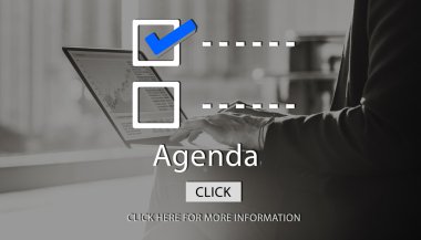 Bilgisayar kullanan iş kadını