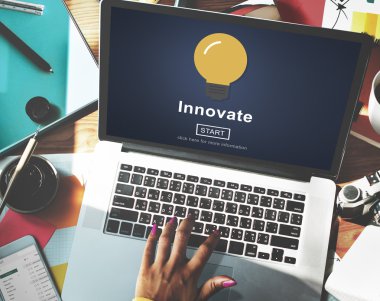 bilgisayar ile çalışan kadın