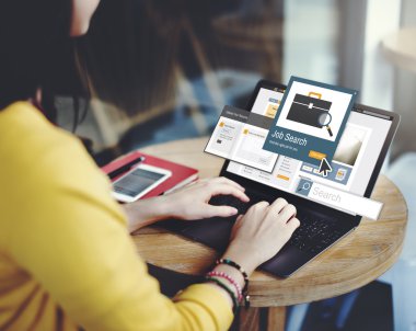 Dizüstü bilgisayar kullanan kadın 