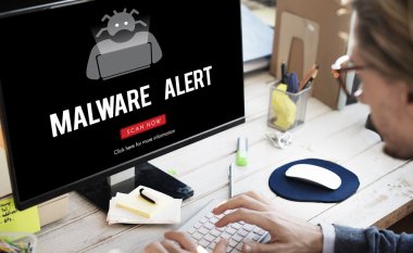 Bilgisayar klavyesinde yazan iş adamı