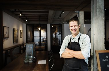 yakışıklı barista kahve dükkanı