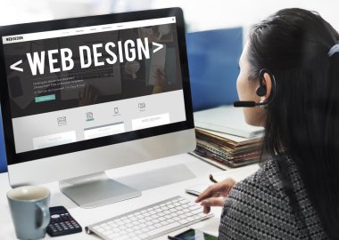 Bilgisayar kullanan kız