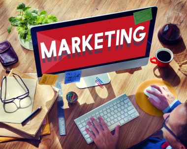 Bilgisayarda çalışan adam