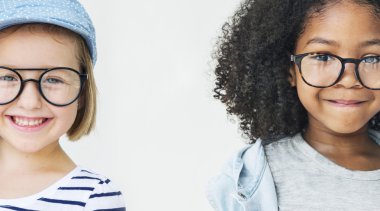 gülümseyen güzel kızlar