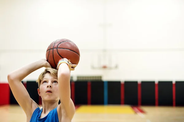 Basketbol oynarken sporcu — Stok fotoğraf