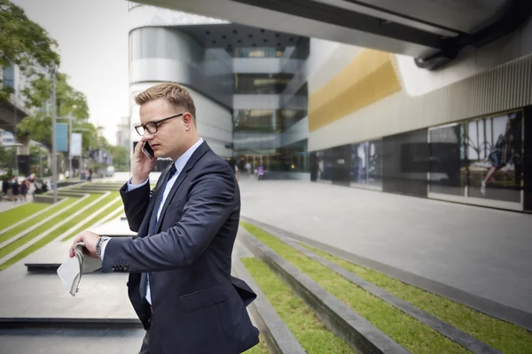 Uomo d'affari che parla al telefono — Foto Stock