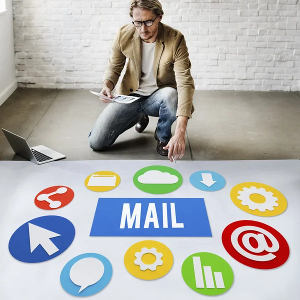 Affärsman arbetar med mail — Stockfoto