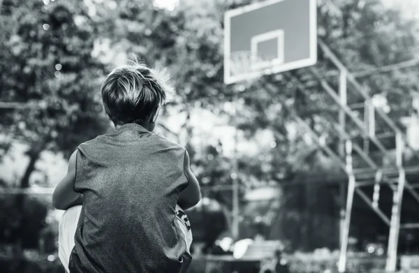 Deportista jugando al baloncesto — Foto de Stock