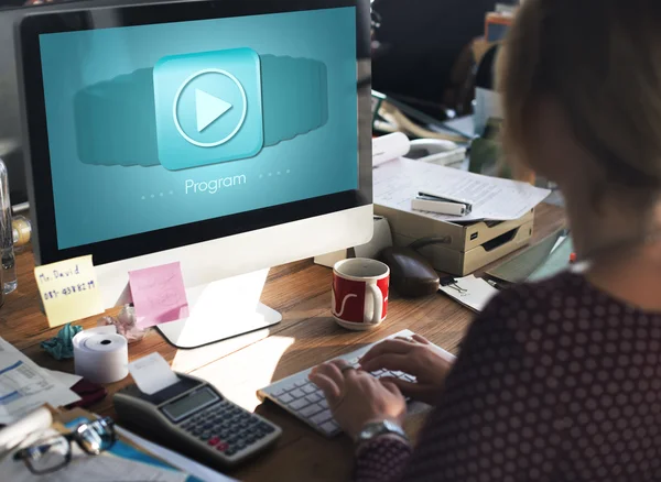 Mujer trabajando con computadora — Foto de Stock