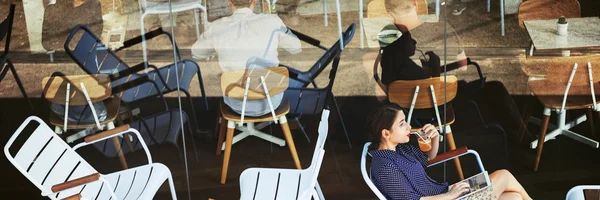 kadın içki içecek